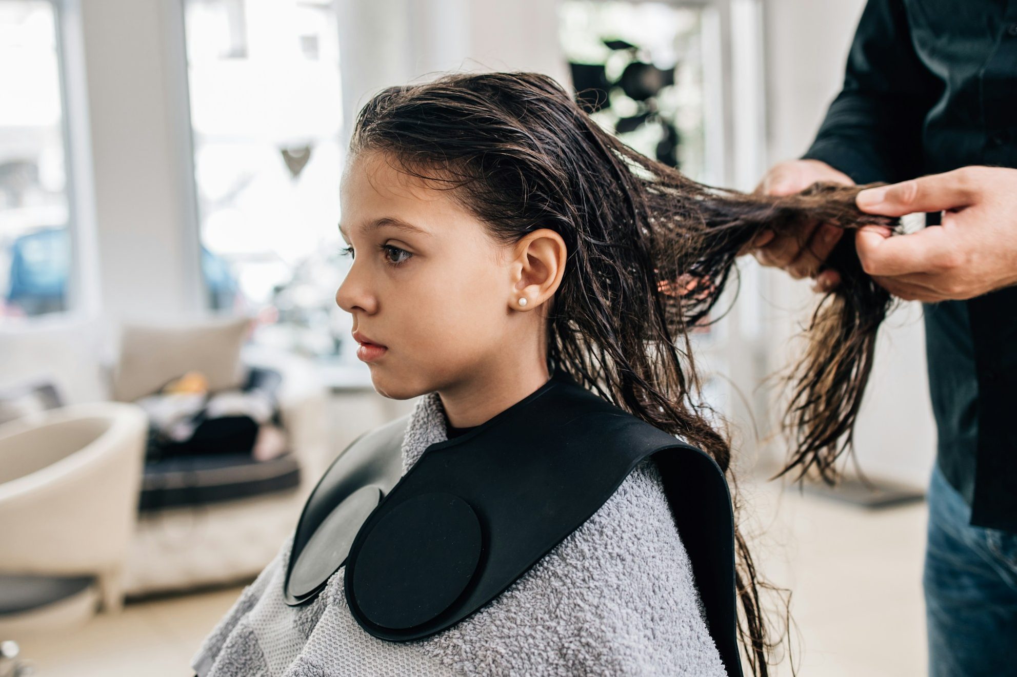 Einem Kind werden die Haare geschnitten
