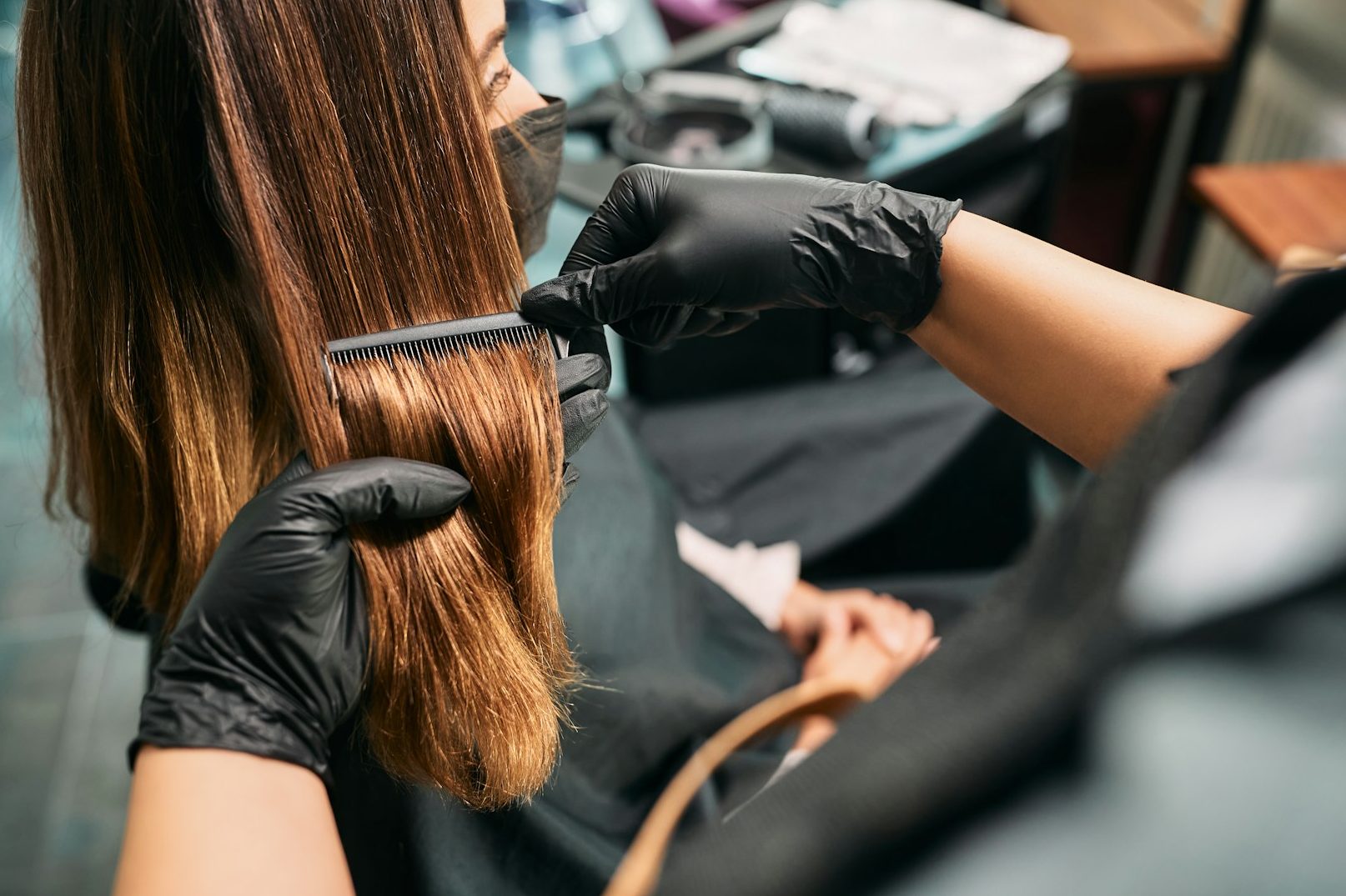 Einer Frau werden die Haare geschnitten